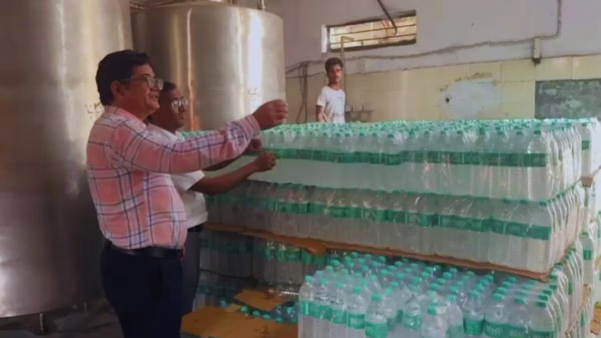 Delhi: ब्रांडेड कंपनी के नाम पर बोतलबंद पानी बेचने वाले गैंग का पर्दाफाश, 2 गिरफ्तार