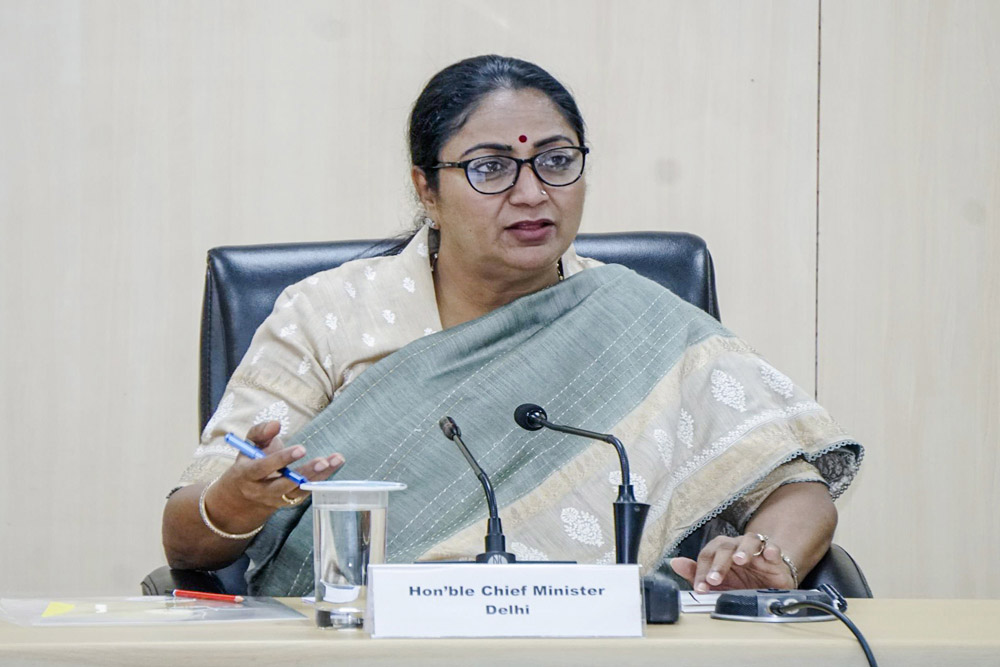 दिल्ली में सरकारी सेवाओं की डोर स्टेप डिलीवरी अब होने जा रही बंद, जानिए रेखा सरकार का नया प्लान