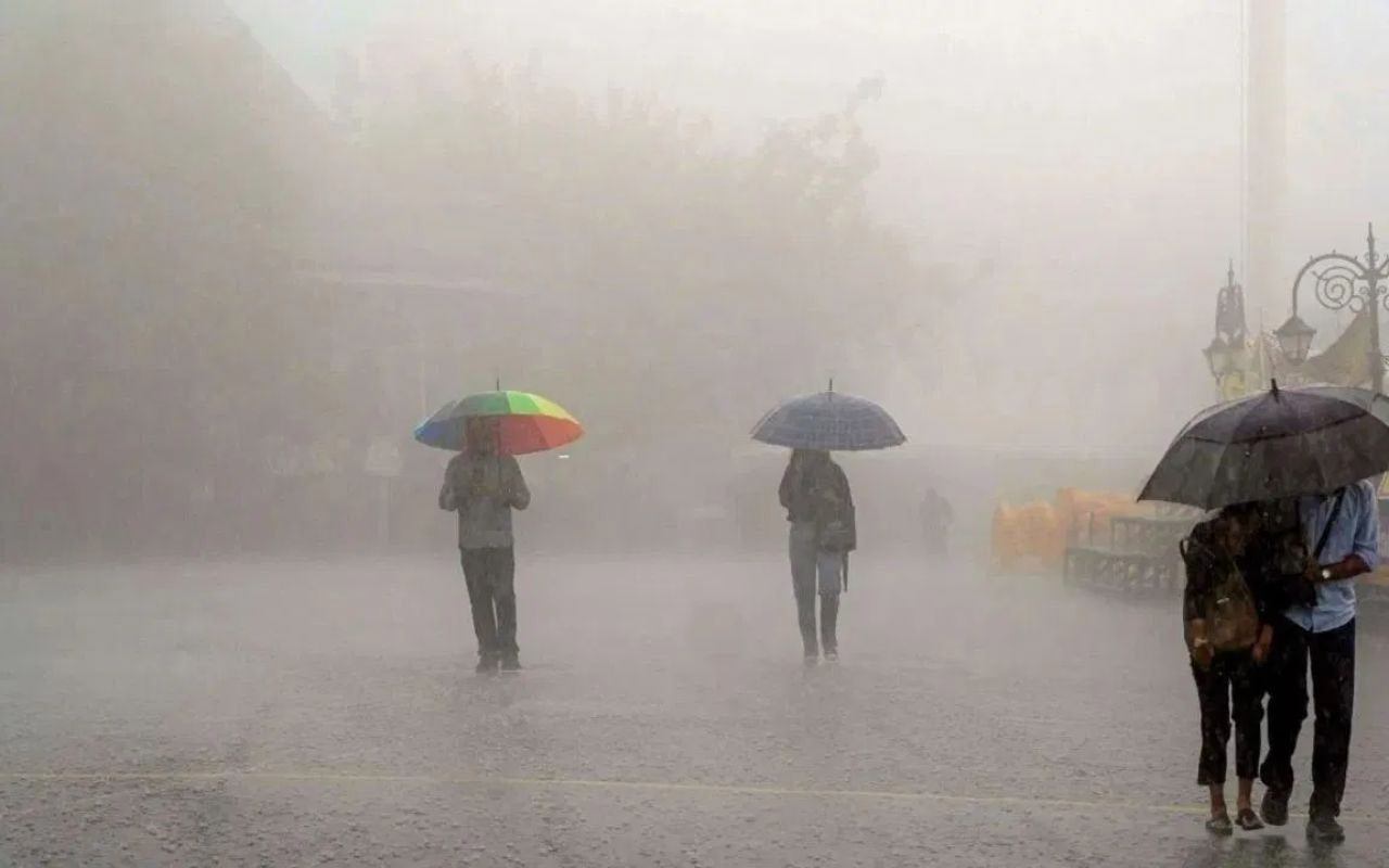 Delhi Monsoon Alert: दिल्ली में बदला मौसम का मिजाज, 3 दिन आंधी-बारिश का येलो अलर्ट जारी