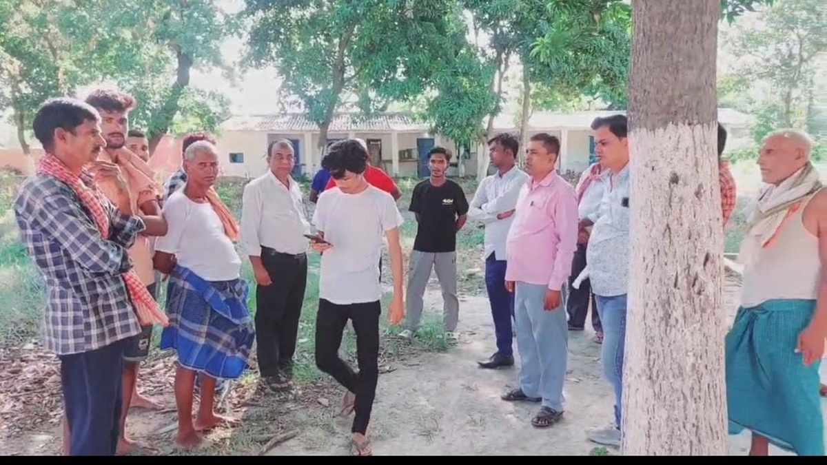 Motihari Crime News: बिहार में जिस उम्र में बच्चों के हाथ में होनी चाहिए कलम, उस उम्र में थम रहे चाकू, शिक्षा के मंदिर में चाकूबाजी से दहशत का माहौल