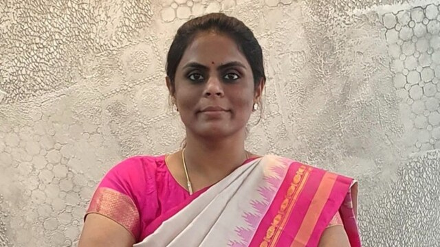 तेलंगाना में IAS अधिकारी ने छात्रों से शौचालय साफ करने को कहा, अधिकारी के निर्देश पर बवाल; SC/ST आयोग ने भेजा नोटिस