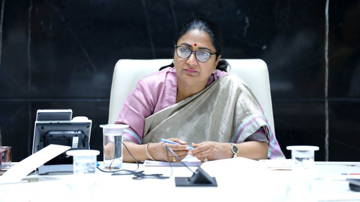 CM रेखा गुप्ता की दिल्ली जल बोर्ड के अधिकारियों के साथ बैठक, जल आपूर्ति, सीवरेज और यमुना पुनर्जीवन पर बनाई कार्ययोजना