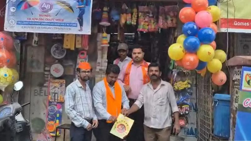 मुंबई में हिंदी का विरोध… MNS कार्यकर्ताओं ने दुकानदारों को धमकाया, किताब फाड़कर जलाई