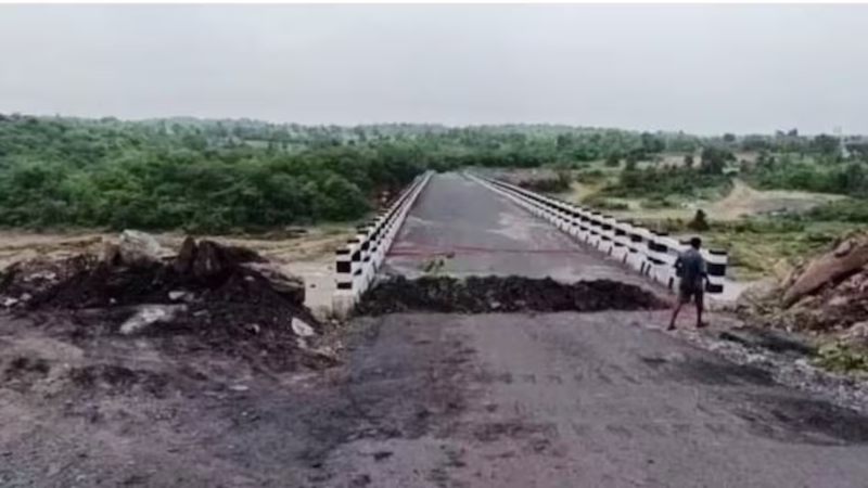 पहली बारिश में ही खुल गई भ्रष्ट निर्माण की पोल, ‘फीता कटने’ से पहले ही ढह गया 6 करोड़ का पुल