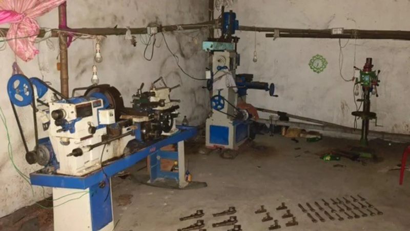 गोदाम के अंदर चल रही अवैध गन फैक्ट्री का भंडाफोड़ … छापेमारी में हथियारों का जखीरा बरामद, दो गिरफ्तार