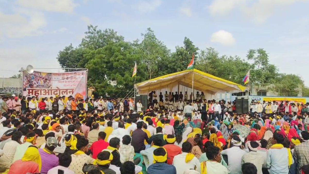 आदिवासी संगठन ने किया आंदोलन: वन विभाग के अधिकारी-कर्मचारियों को सस्पेंड करने की मांग, भरे बारिश में उजाड़ा गरीबों का आशियाना  