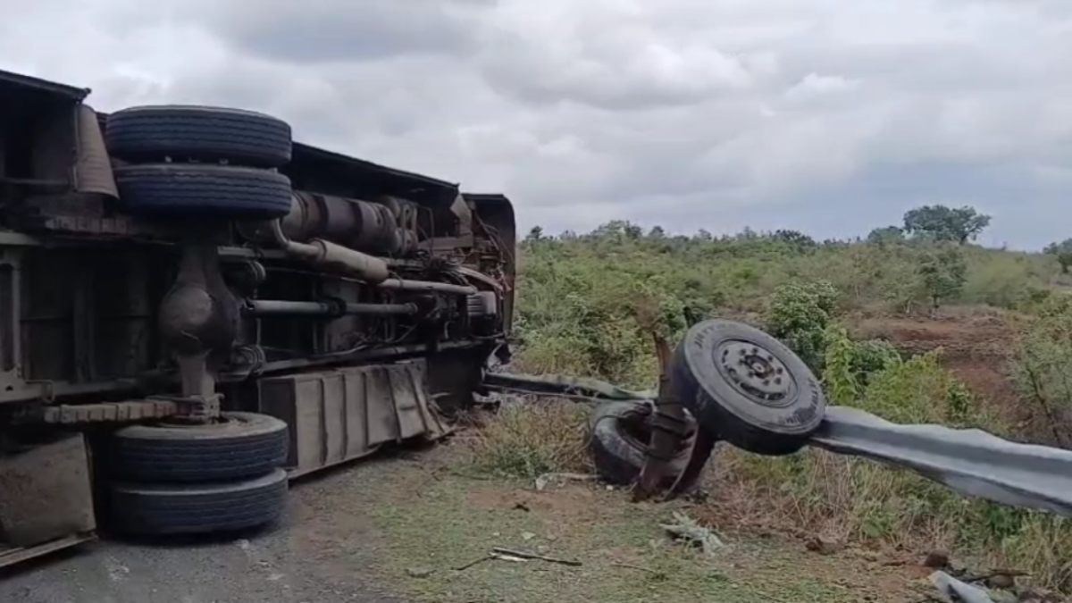 Bus Accident: यात्रियों से भरी बस हुई दुर्घटना का शिकार, घाटी के पास पलटी, मची चीख-पुकार, 8 की हालत गंभीर