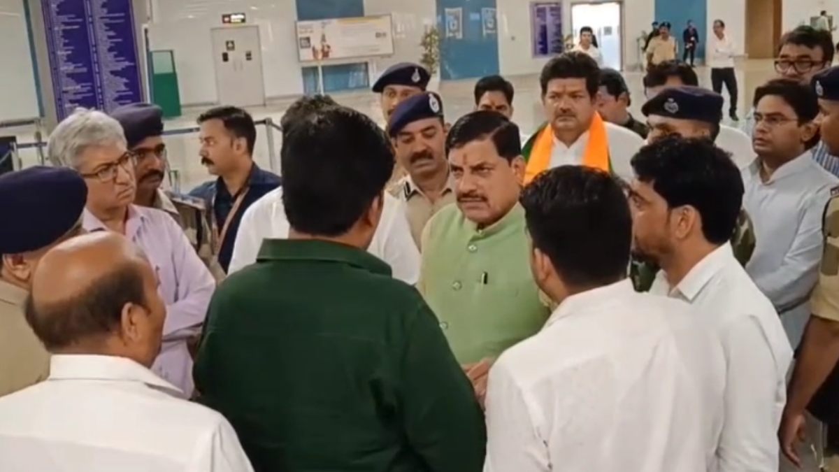 ग्वालियर हाईकोर्ट में अंबेडकर प्रतिमा विवाद: मूर्ति लगाने की मांग करने वाले प्रतिनिधिमंडल ने एयरपोर्ट पर CM डॉ मोहन यादव से की मुलाकात, 27 प्रतिशत OBC आरक्षण को लेकर भी सौंपा ज्ञापन 