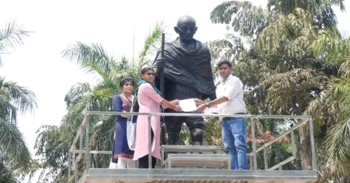 ‘मुख्यमंत्री जी हम भी आपकी बहन है, न्याय दिलाइये’, ANM कर्मचारियों ने गांधी प्रतिमा को दिया ज्ञापन, लगाई ये गुहार