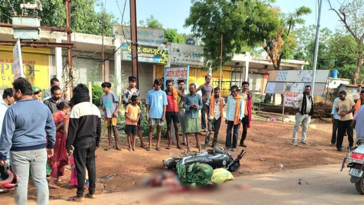 CG Accident News : तेज रफ्तार हाइवा ने बाइक को मारी टक्कर, दादा और पोते की मौके पर मौत, महिला गंभीर रूप से घायल, देखें Video