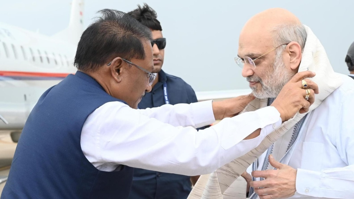 Amit Shah CG Visit : केंद्रीय गृहमंत्री अमित शाह पहुंचे रायपुर, CM विष्णु देव साय ने किया स्वागत