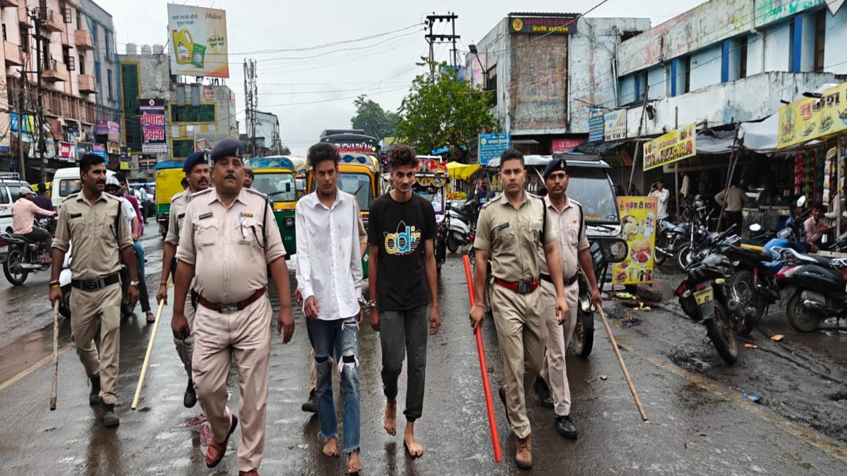 धार्मिक आयोजन में दलित युवक की हत्या का मामला: पुलिस ने आरोपियों का निकाला जुलूस, पुरानी रंजिश में वारदात को दिया था अंजाम  