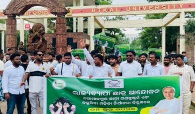 महिलाओं के खिलाफ बढ़ते अपराधों के खिलाफ बीजद ने किया राज्यव्यापी विरोध प्रदर्शन