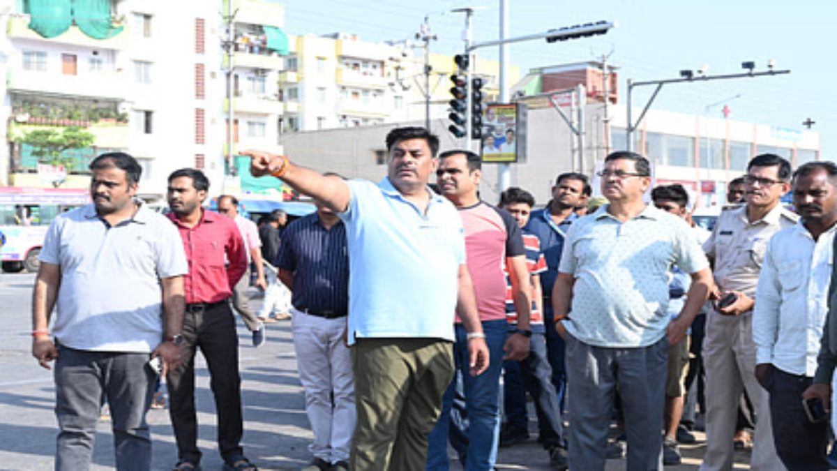 पचमढ़ी प्रशिक्षण के बाद एक्शन में विधायक रामेश्वर शर्मा, जनता के बीच मैदान में उतरे, अफसरों के साथ विकास कार्यों का लिया जायजा   