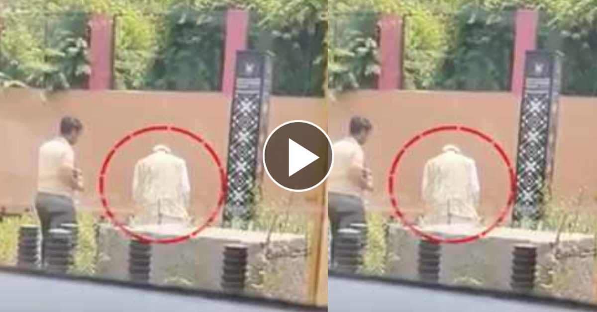 स्मार्ट सिटी के विकास में ‘योगदान’ देते नेता जी! PM मोदी के सांसद जगदंबिका पाल ने स्कूल की दीवार पर की  पेशाब, देखें स्वच्छता अभियान को कैसे कर रहे साकार