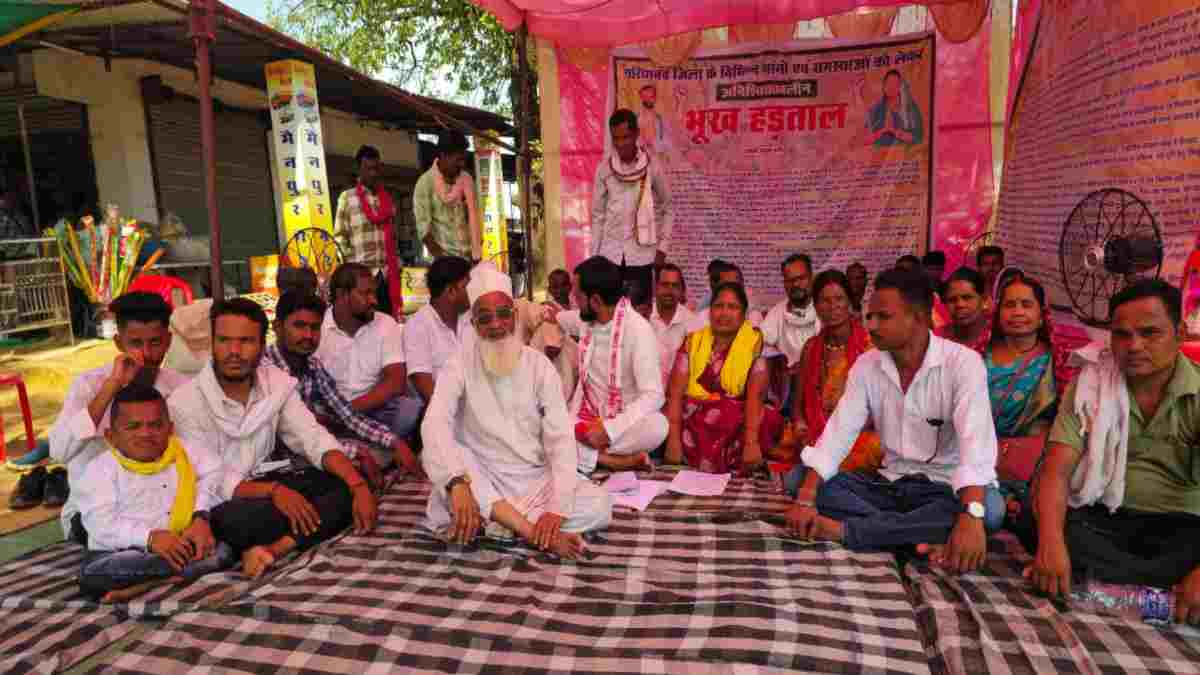 मूलभूत समस्याओं को लेकर भूख हड़ताल पर बैठे जनप्रतिनिधि, समर्थन देने पहुंचे कई गांवों के ग्रामीण, जिला पंचायत सदस्य नेताम बोले – कागजों में दिखा रहे काम, धरातल में कुछ नहीं