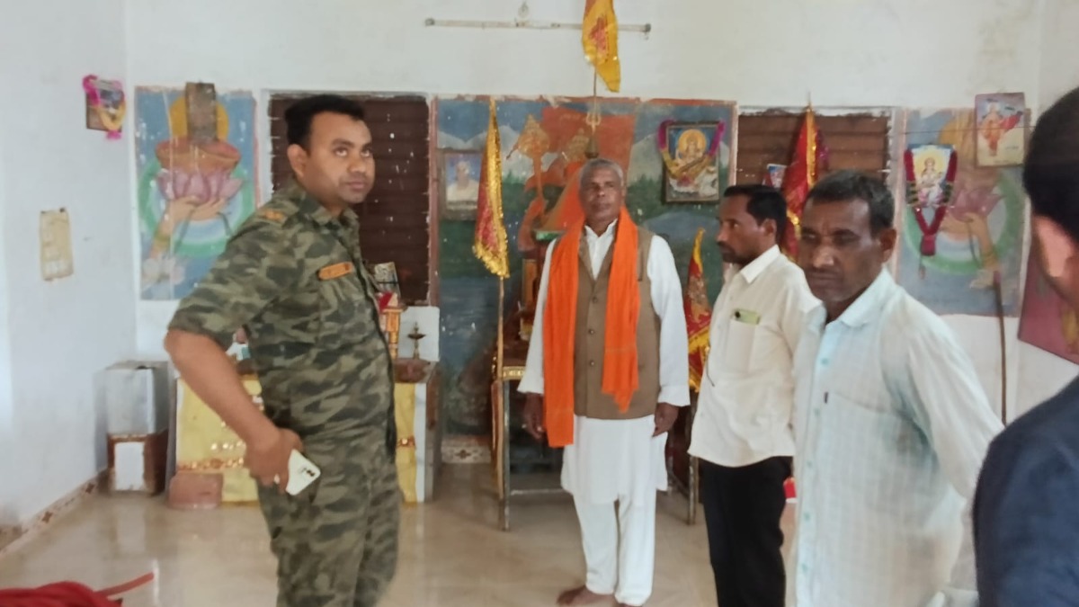 CG Crime News : मंदिर में अज्ञात चोर ने बोला धावा, चांदी की मूर्ति पर किया हाथ साफ, जांच में जुटी पुलिस