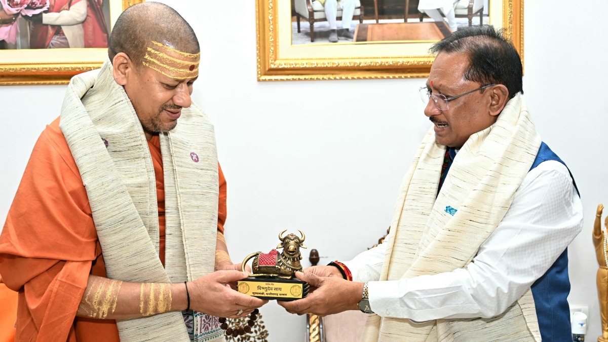 CM साय से महामंडलेश्वर स्वामी कैलाशानंद गिरी ने की भेंट, विभिन्न आध्यात्मिक विषयों पर हुई चर्चा 