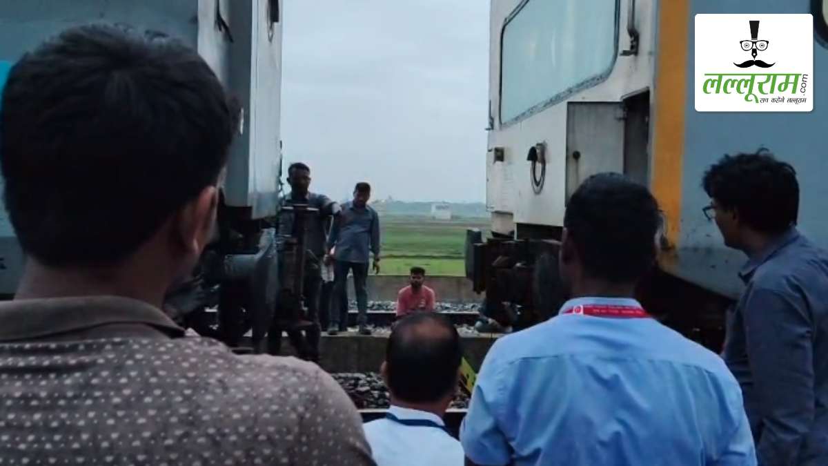 तकनीकी खराबी के चलते थमे हीराखंड एक्सप्रेस के पहिए: यात्री हो रहे हलकान, 3 घंटे से एक ही स्टेशन पर खड़ी है ट्रेन