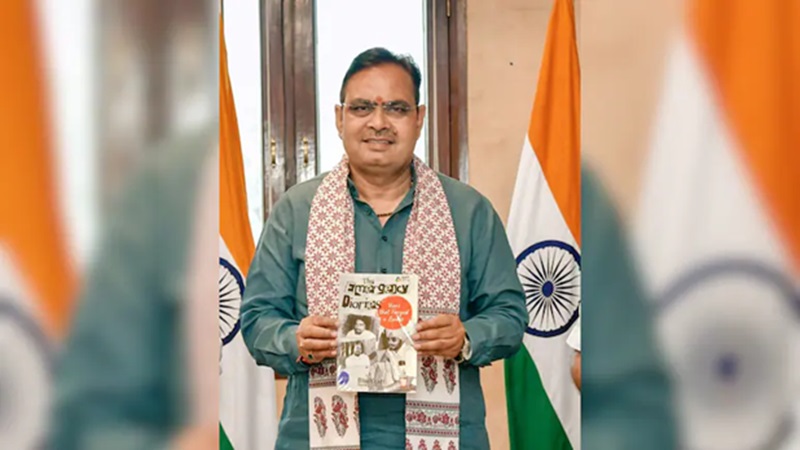 Rajasthan News: मुख्यमंत्री भजनलाल शर्मा ने The Emergency Diaries: Years that Forged a Leader का किया विमोचन, कहा-यह सिर्फ किताब नहीं…