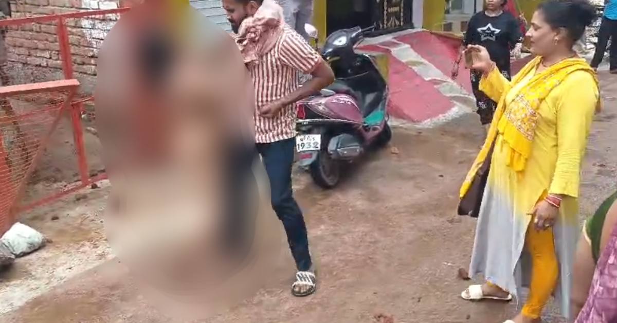 ये कैसे गुंडई है! महिला ने पहले छत से पत्थर बरसाए, फिर नग्न अवस्था में युवक को पीटा, जानिए क्या है पूरा मामला