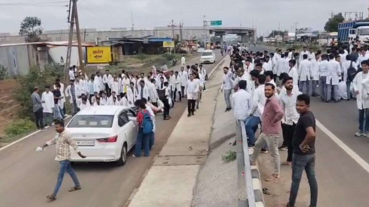 MBBS छात्रा के साथ अभद्रता: मेडिकल स्टूडेंट्स का फूटा गुस्सा, हाइवे किया जाम  
