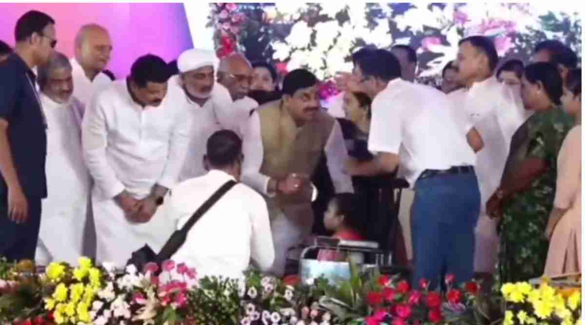 मंच पर CM डॉ. मोहन का बिगड़ा बैलेंस: दिव्यांग मेघावी छात्रा से कर रहे थे चर्चा, नरसिंहपुर में पाकिस्तान पर गरजे