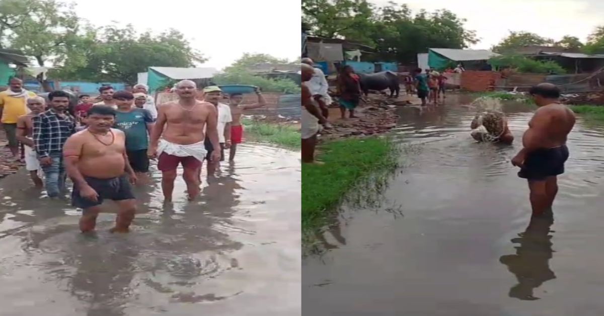 दतिया में अनोखा प्रदर्शन: ग्रामीणों ने सड़क पर भरे गंदे पानी में नहाया, तीन साल से नहीं सुनी जा रही फरियाद