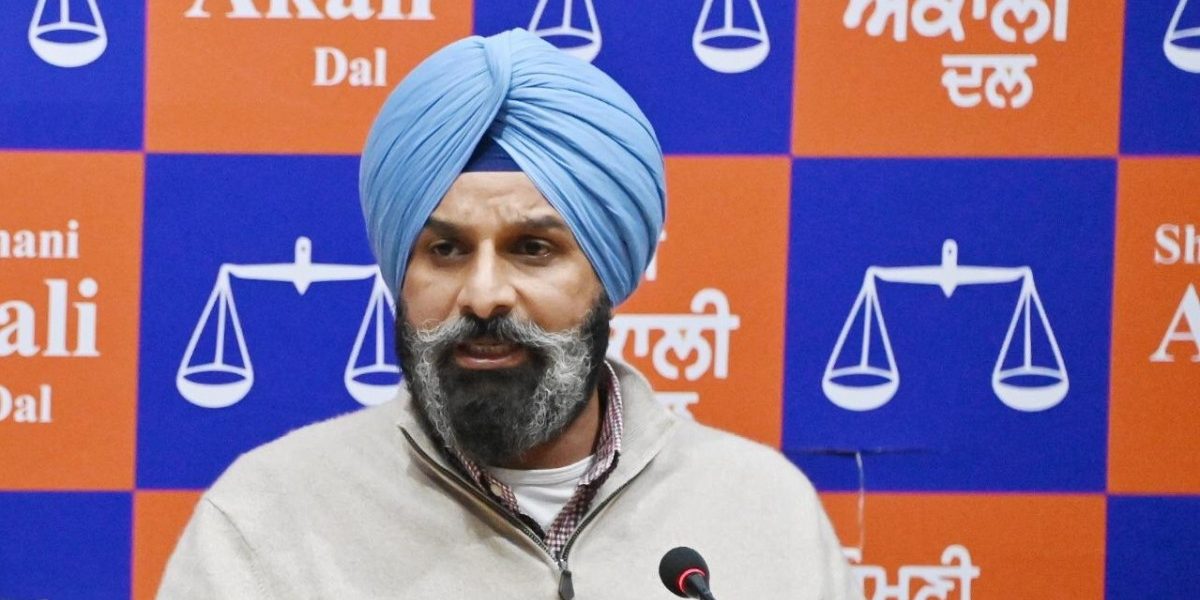 क्या मजीठिया के घर में है पैसा छापने की मशीन ? अमन अरोड़ा ने उठाए बिक्रम मजीठिया के बेतहाशा धन पर सवाल