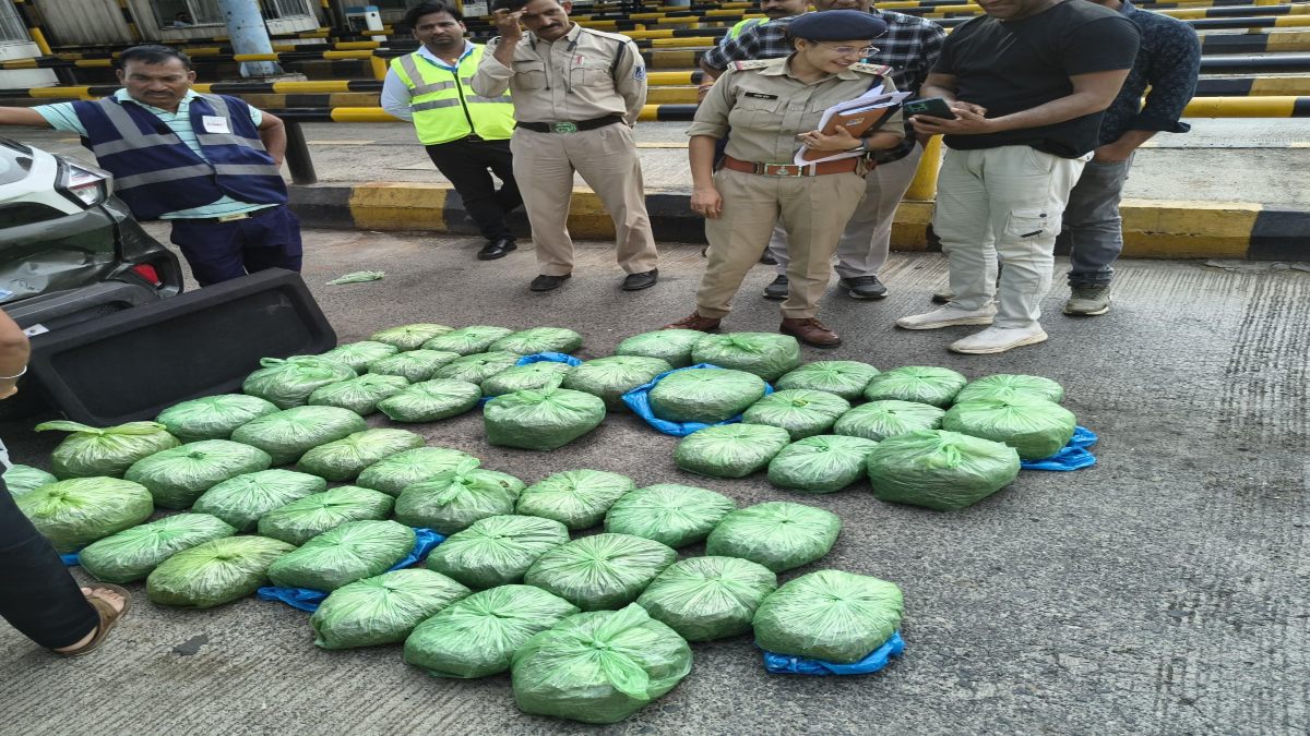 Jabalpur News: फिल्मी स्टाइल में पुलिस को टक्कर मारते हुए गांजा तस्कर हुए फरार, पुलिस ने कार जब्त कर 63 किलो गांजा किया बरामद 