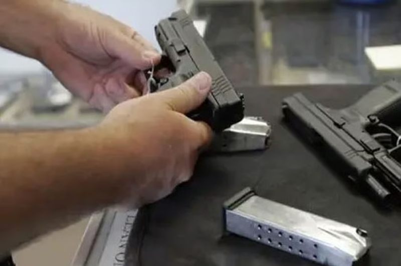 Delhi News: गोगी गैंग के सदस्यों को हथियार की सप्लाई करने वाला बदमाश गिरफ्तार, किसी को शक न हो इसलिए मिठाई के थैले में रखा था हथियार