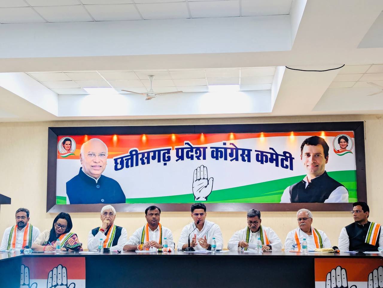 CG News: पॉलिटिकल अफेयर्स कमेटी की बैठक में फट पड़े भूपेश, निशाने पर बैज-महंत… कहां- जो अनुशासनहीनता करता है, प्रदेश अध्यक्ष उसके घर चाय पीने जाते हैं