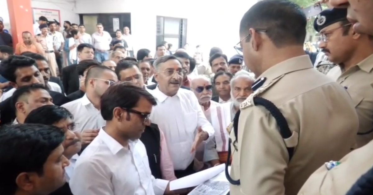 ग्वालियर HC में अंबेडकर की मूर्ति का विवाद गहराया: देवी-देवताओं पर अभद्र टिप्पणी, एडवोकेट आशुतोष दुबे के खिलाफ FIR, अधिवक्ताओं ने SP कार्यालय का किया घेराव