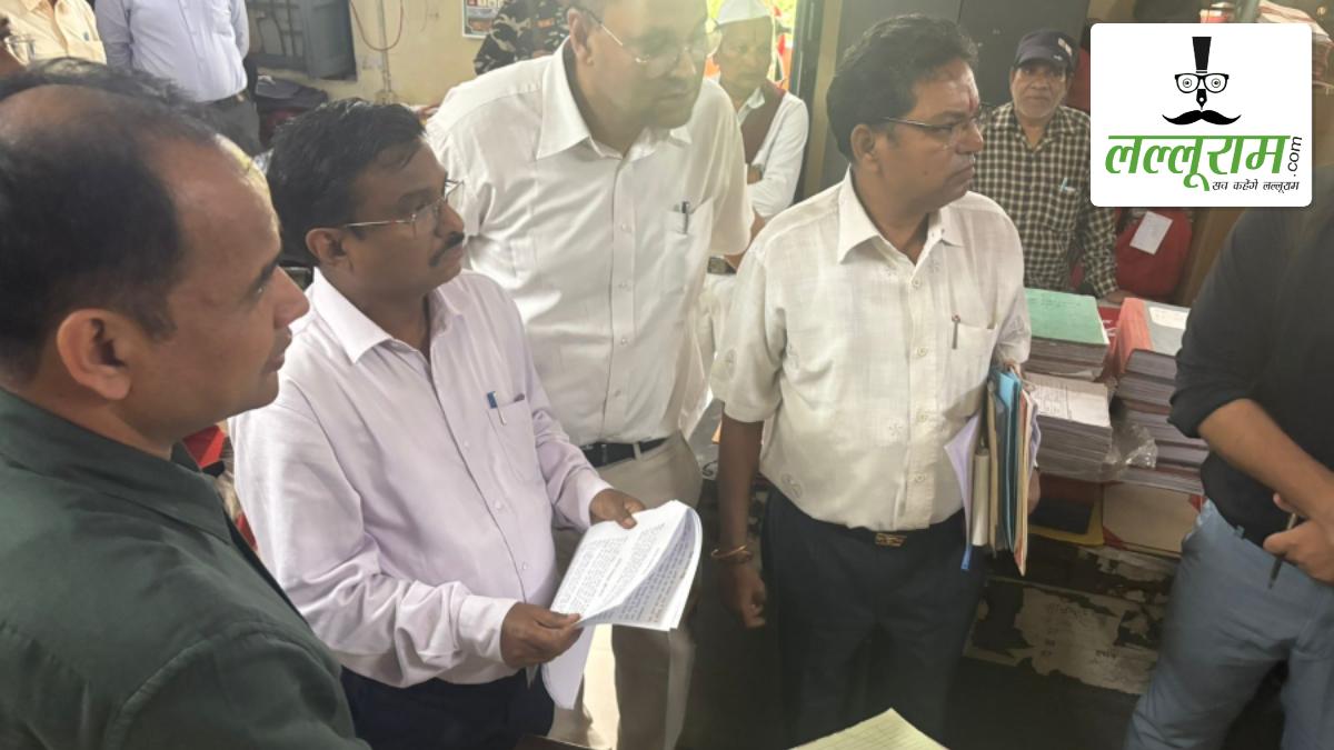 संभागायुक्त महादेव कावरे ने राजधानी में जिला कार्यालयों का किया औचक निरीक्षण: कैशबुक में गड़बड़ी पर जताई नाराज़गी, लापरवाह अधिकारियों के खिलाफ नोटिस जारी करने दिए निर्देश