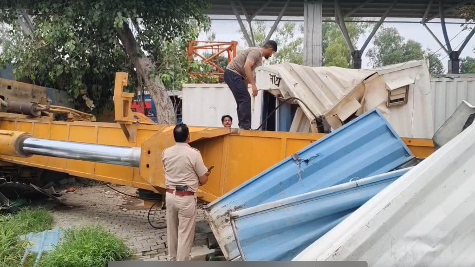 जालंधर : रेलवे स्टेशन में गिरी क्रेन, हुआ बड़ा हादसा