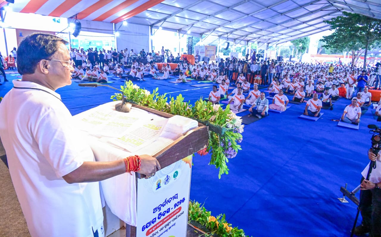 अंतर्राष्ट्रीय योग दिवस : CM माझी ने किया 15,000 से अधिक नागरिकों के साथ योग, देखे मोहन की योग मुद्राएं