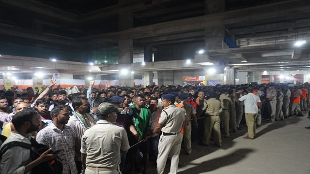 रथ यात्रा के दिन  जीआरपी और आरपीएफ ने मानव श्रृंखला बनाकर की रेलवे स्टेशन पर भगदड़ को काबू