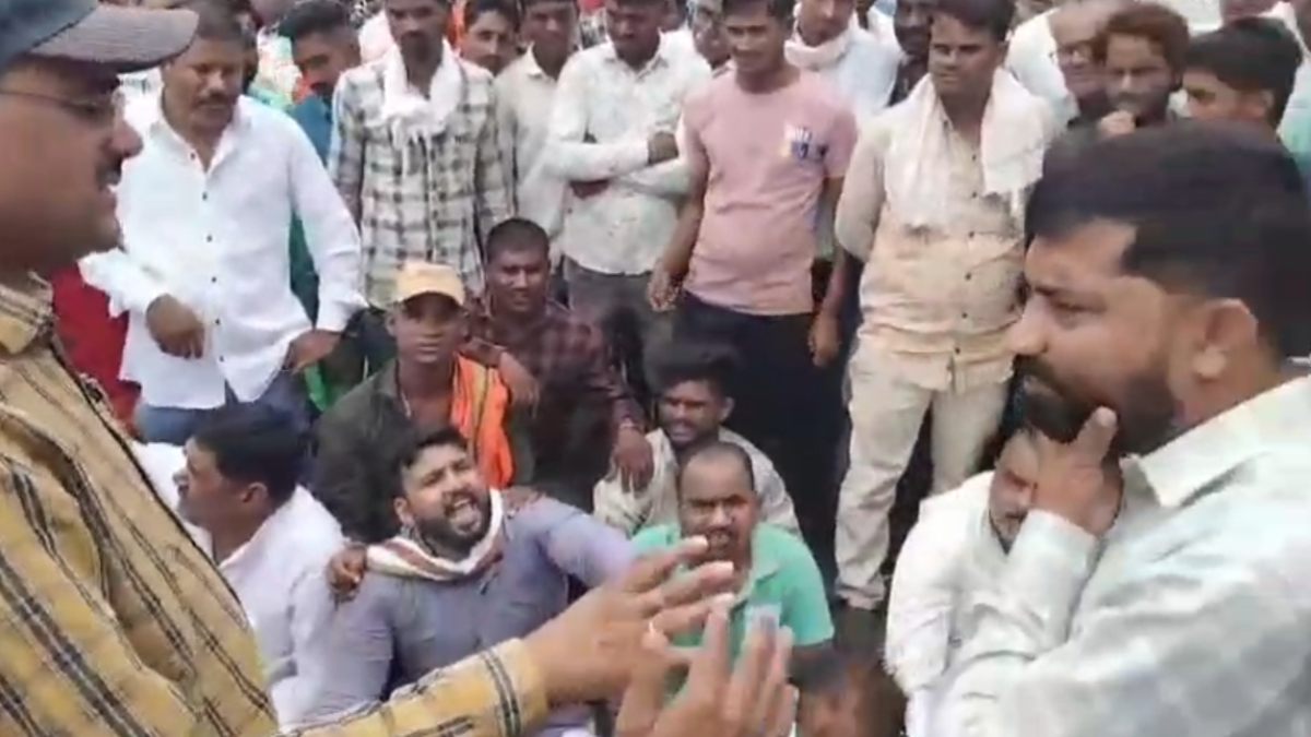 खाद की किल्लत से किसानों ने किया चक्का जाम, सड़क पर धरना देकर कंप्यूटर ऑपरेटर को हटाने की मांग, कलेक्टर ने कहा- जो भी दोषी होगा उसके खिलाफ होगी कार्रवाई 