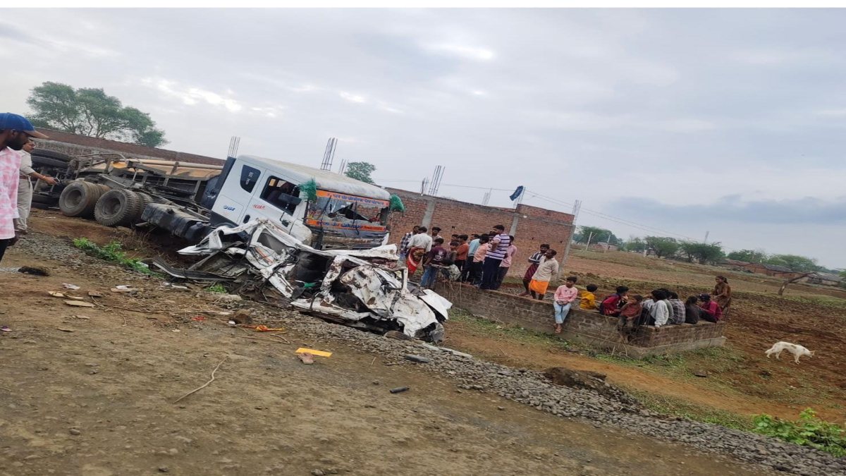 भीषण सड़क हादसे में 9 की मौत: टेंकर से टकराई तेज रफ़्तार कार, भयावह मंजर देख दहल उठे लोग, एक बच्ची घायल 
