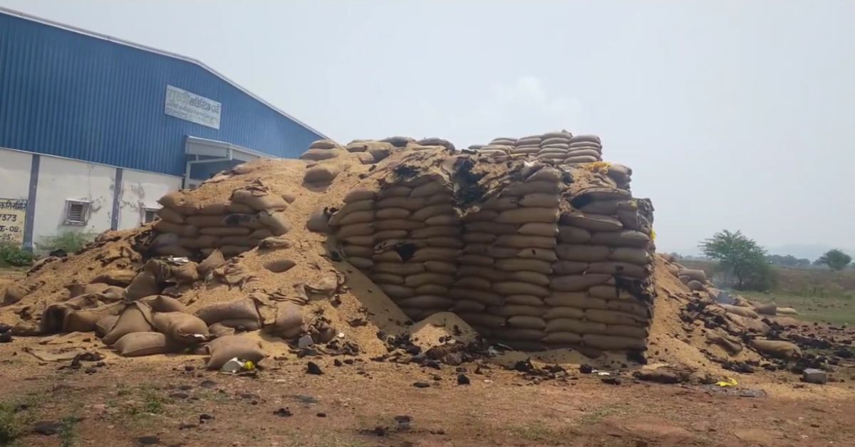 1 करोड़ 29 लाख का गड़बड़झाला छिपाने लगाई आग! गुरुजी वेयरहाउस में रखी धान में भड़गी चिंगारी, समिति प्रबंधक-प्रभारी फरार, फर्जीवाड़े के चलते कई किसानों का भुगतान होना है बाकी