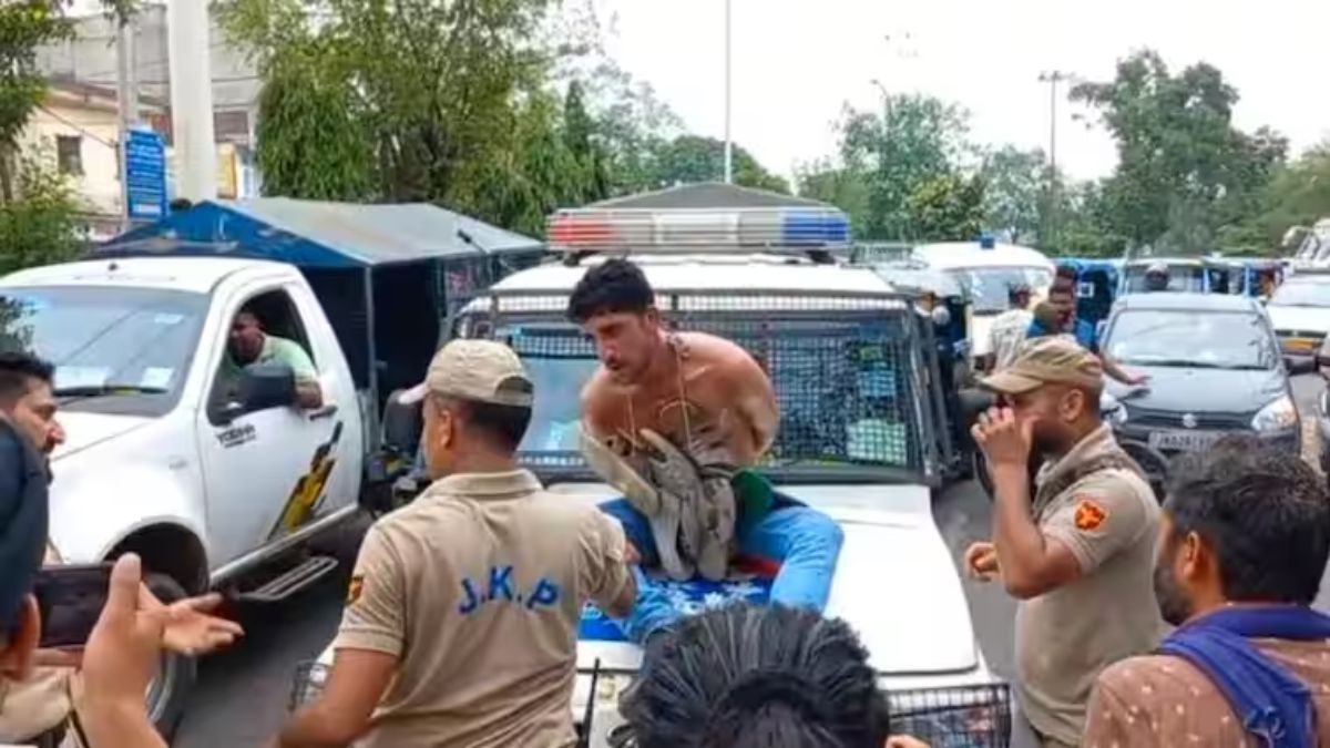 सजा देने का ये कौन सा तरीका? जम्मू पुलिस ने चोरी के आरोपी को जूतों की माला पहनाई, फिर वैन के बोनट पर बैठाकर सड़कों पर घुमाया, देखें वीडियो