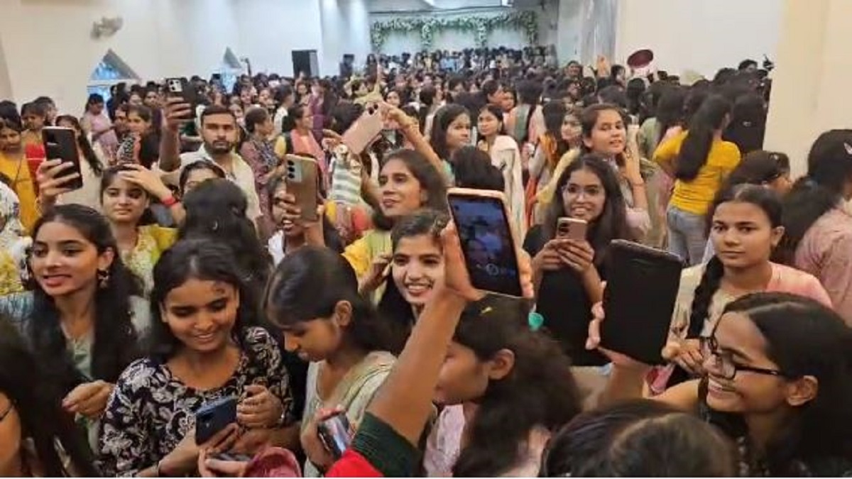 Khan Sir Reception Party : खान सर की अनोखी रिसेप्शन पार्टी, सिर्फ छात्राओं को दिया न्योता, बोले- इन्हीं बच्चों से बना हूं मैं