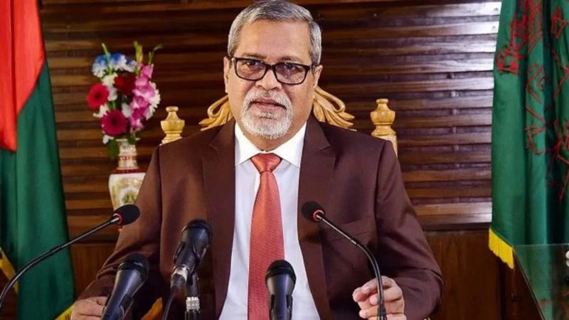 बांग्लादेश की सड़कों पर जूतों से पीटे गए पूर्व चुनाव आयुक्त, चुनाव में हेराफेरी से जुड़ा है मामला ; शेख हसीना के रहे हैं खास