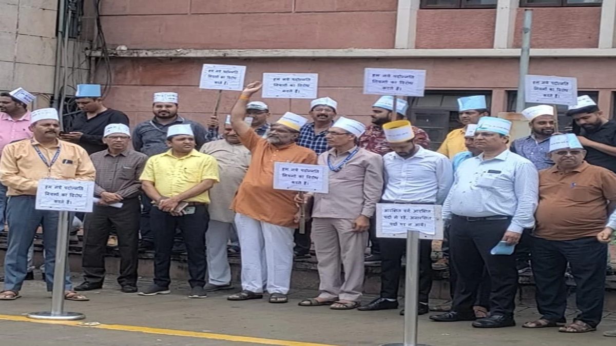 MP में पदोन्नति के नए नियमों का विरोध तेज: मंत्रालय के बाहर कर्मचारियों ने किया प्रदर्शन, जमकर की नारेबाजी  