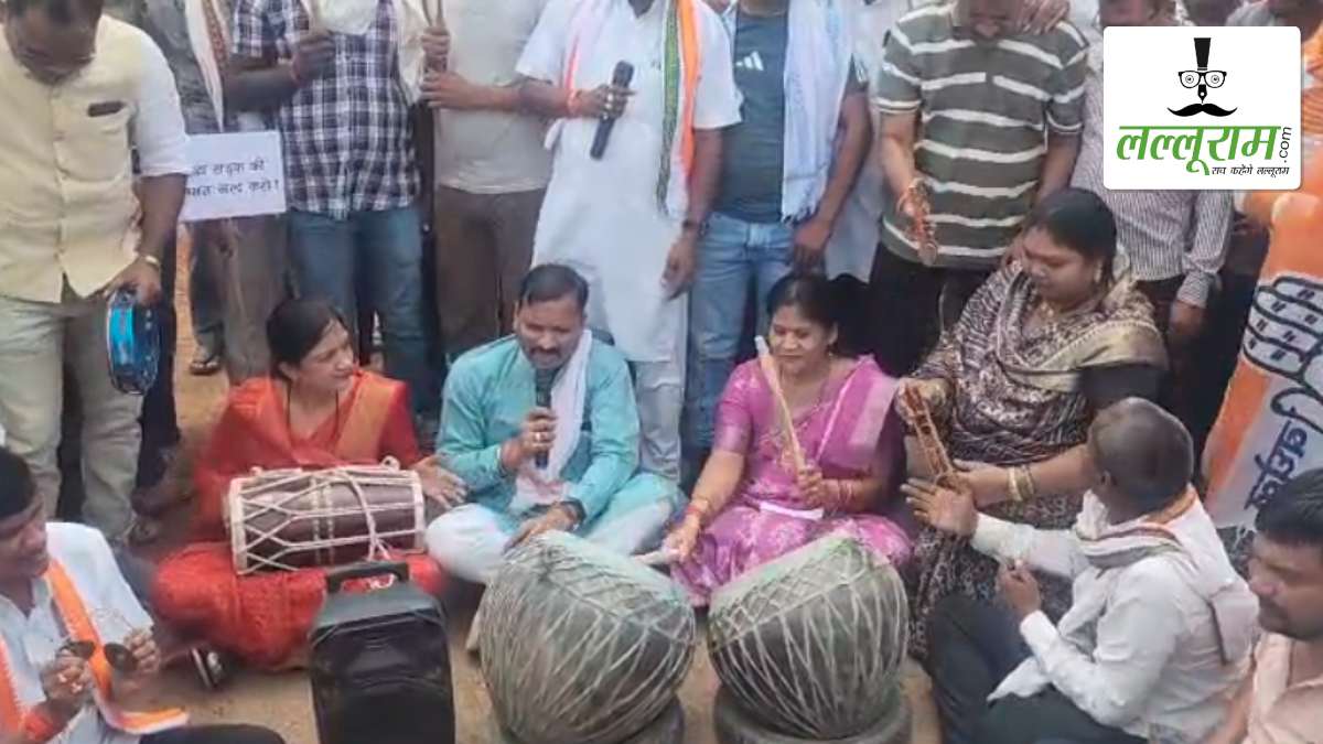 जर्जर सड़कों को लेकर फूटा जनाक्रोश: कांग्रेसियों ने ढोल-नगाड़ा बजाकर जताया रोष, MLA यशोदा वर्मा बोलीं- यह सिर्फ विरोध नहीं, व्यवस्था को चेतावनी है