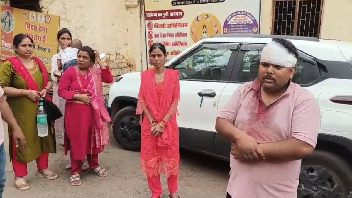 पति-पत्नी का हो रहा था झगड़, विवाद सुलझाने पहुंचा मायका पक्ष, लड़के के घर वालों ने कमरे में बंद कर लाठी-डंडों से की जमकर पिटाई  