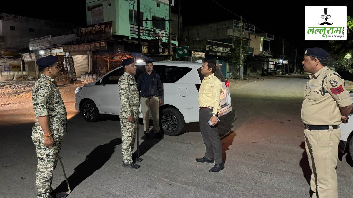 रात में सड़कों पर उतरे पुलिस कप्तान: सुरक्षा व्यवस्था का लिया जायजा, लापरवाही पर थाना प्रभारी को नोटिस, मुस्तैद जवानों को मिला इनाम
