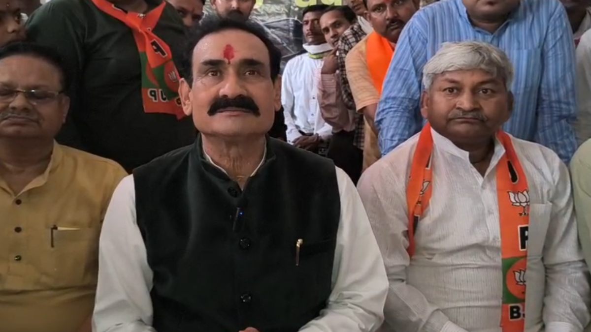 ग्वालियर में अंबेडकर प्रतिमा लगाने पर सियासत: पूर्व गृहमंत्री नरोत्तम मिश्रा ने कांग्रेस पर साधा निशाना, कहा- दूसरे के ललना को पालना में झुलाने की इनकी आदत  