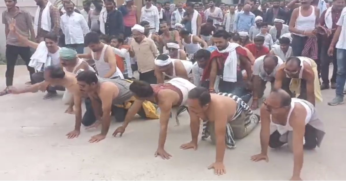 अन्नदाताओं का अर्धनग्न प्रदर्शन: घुटनों के बल SDM कार्यालय पहुंचे किसान, समर्थन मूल्य पर जल्द मूंग खरीदी की मांग