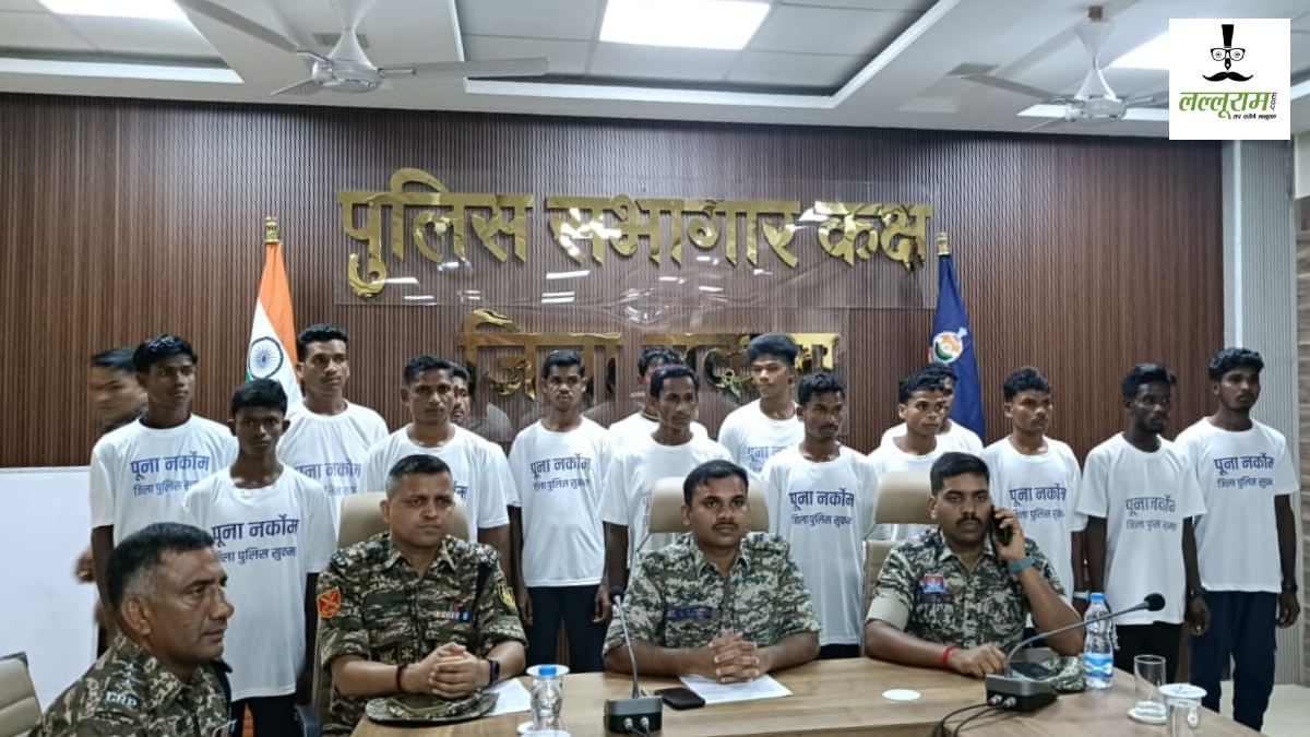 Naxalites Surrender : सुरक्षाबलों को मिली बड़ी सफलता, 2 हार्डकोर समेत 16 नक्सलियों ने किया आत्मसमर्पण, 25 लाख का था इनाम